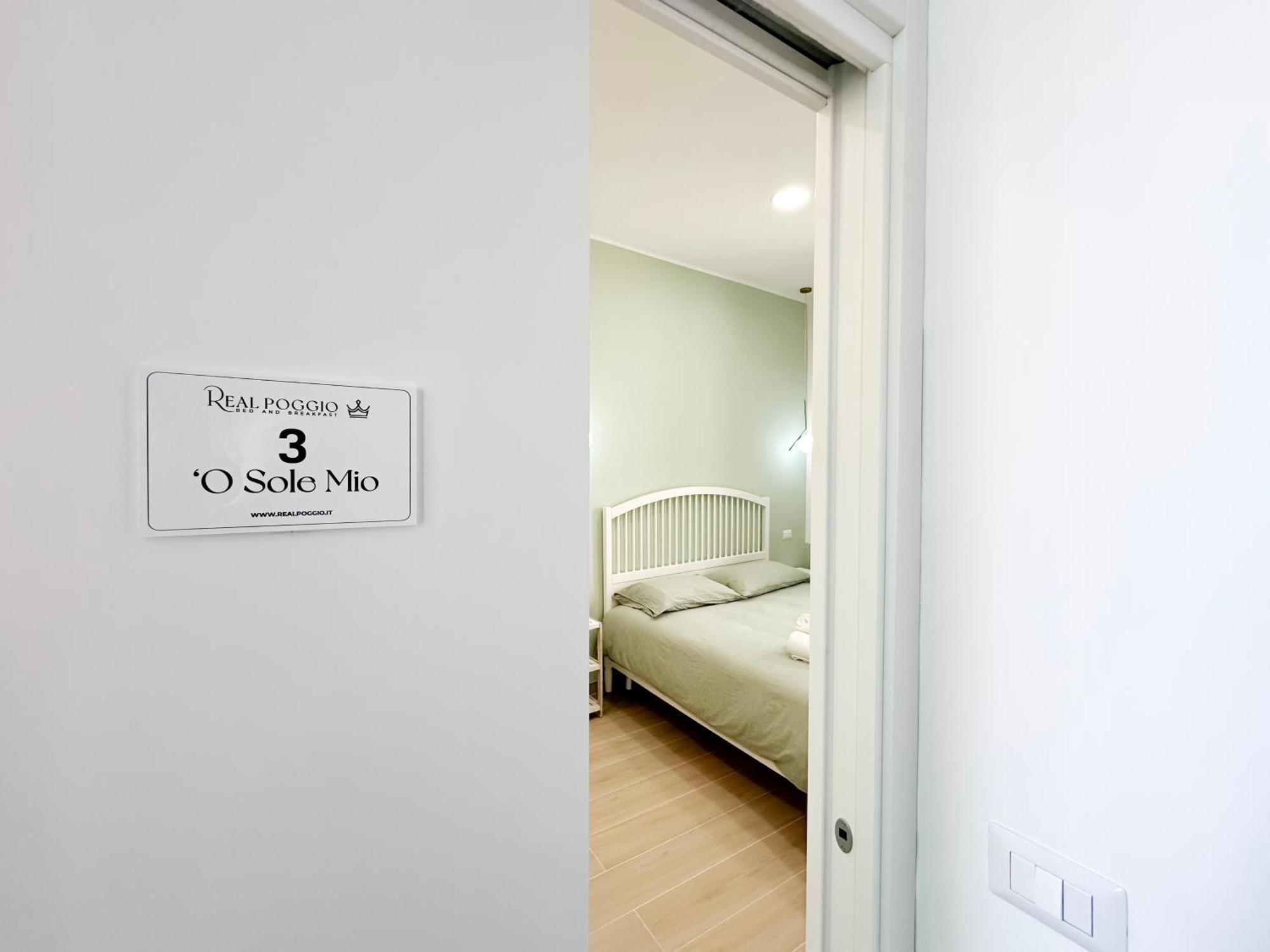 Real Poggio Hotel เนเปิลส์ ภายนอก รูปภาพ